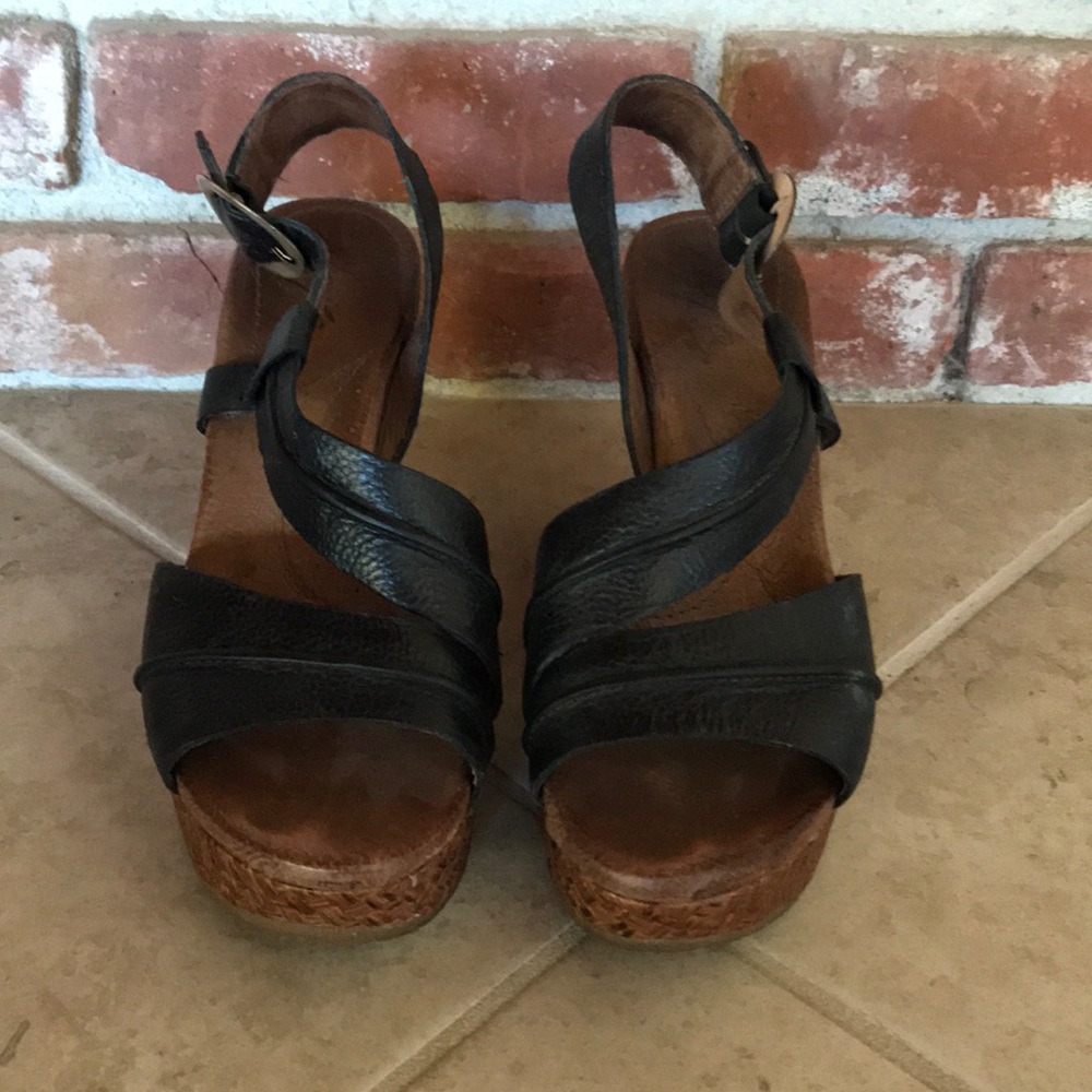 COPY - Naya Black and Tan wedges